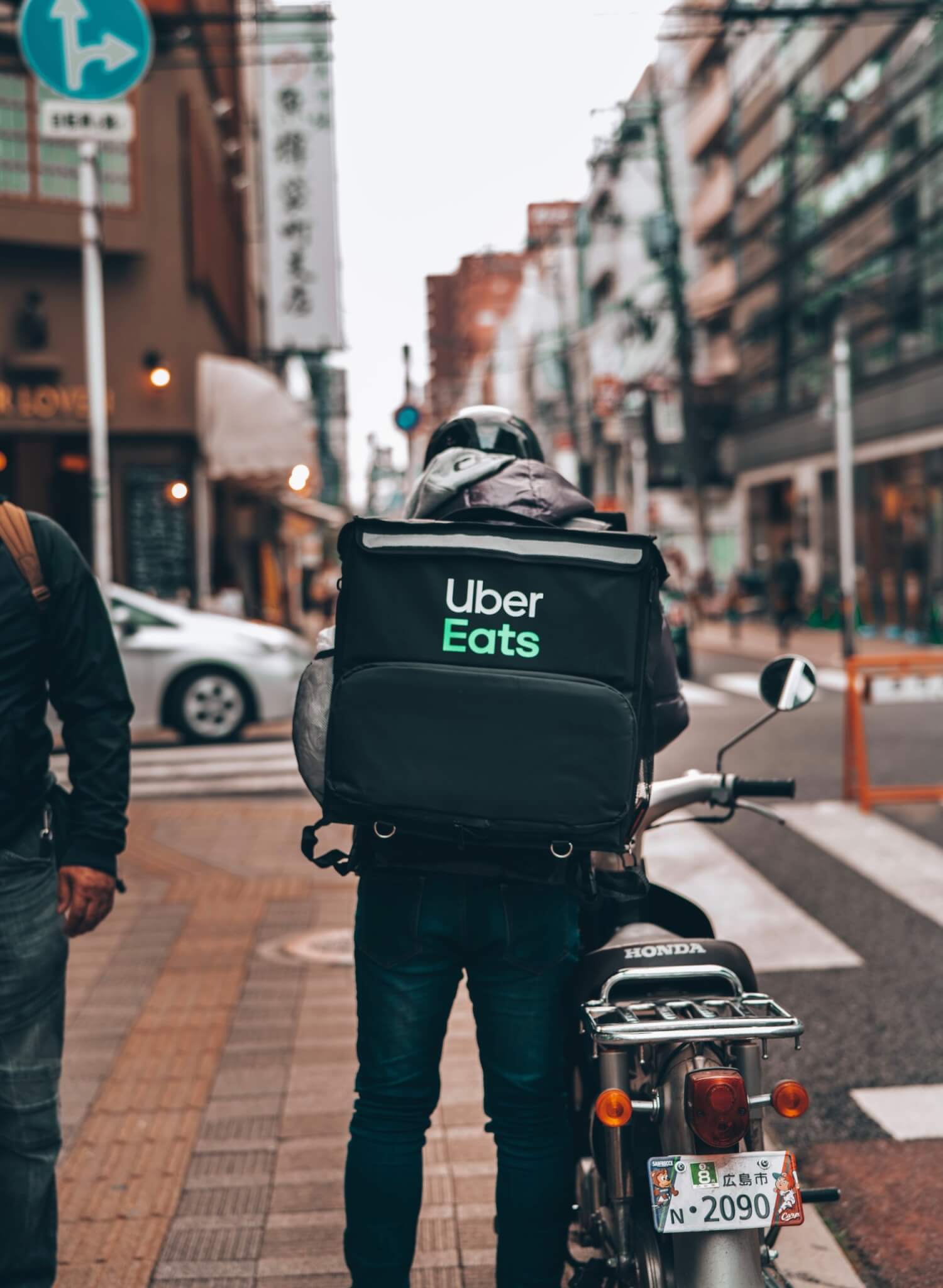 how much does uber eats pay per delivery