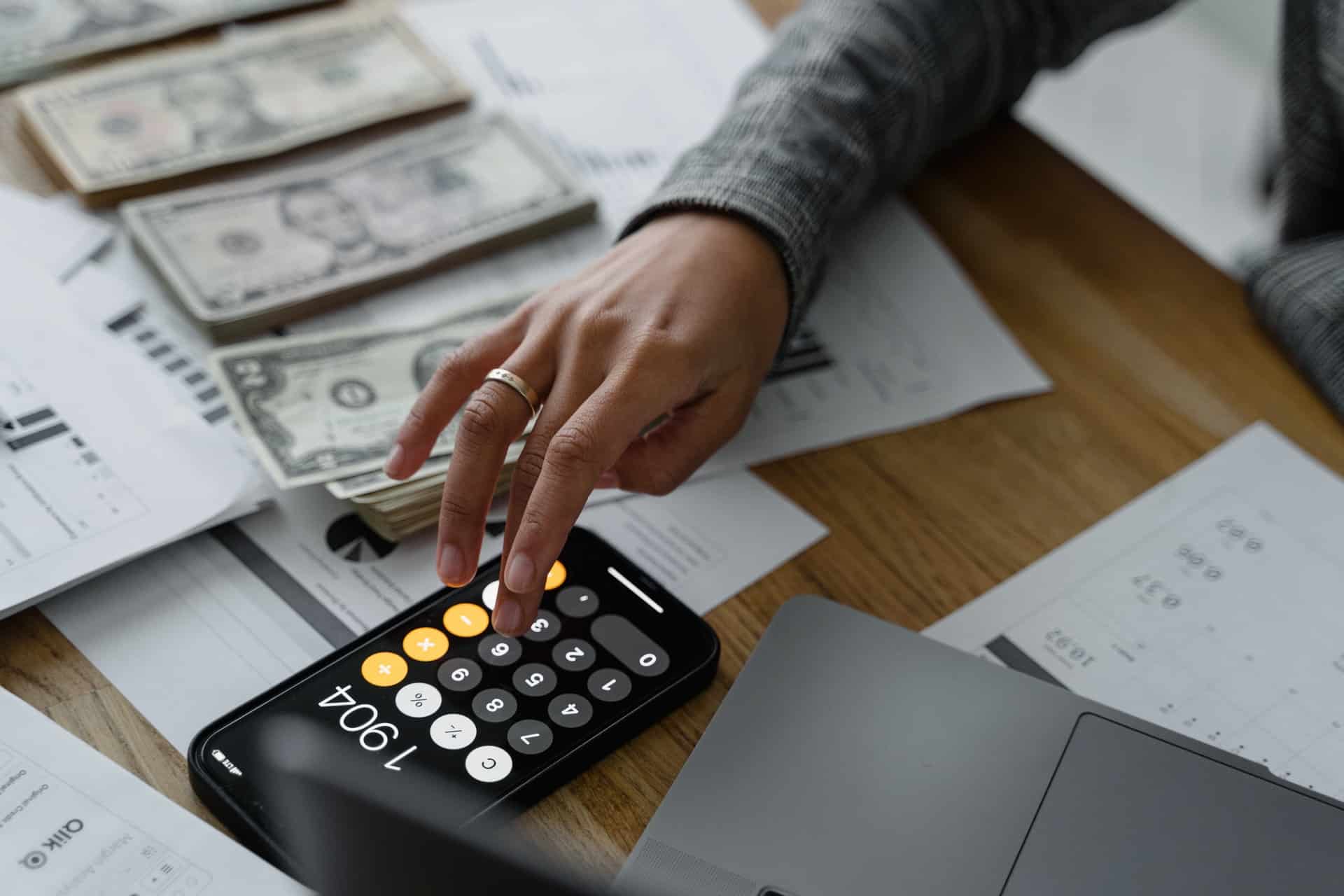 explain the difference between simple interest and compound interest