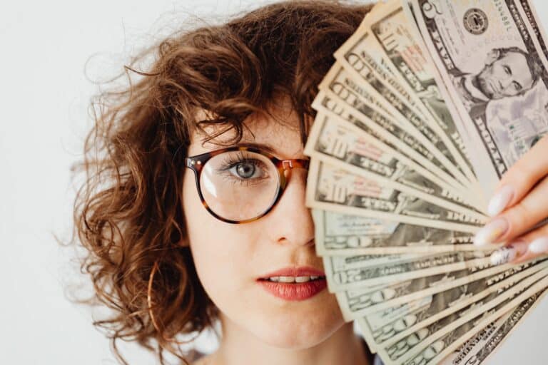 How to cash a check without id